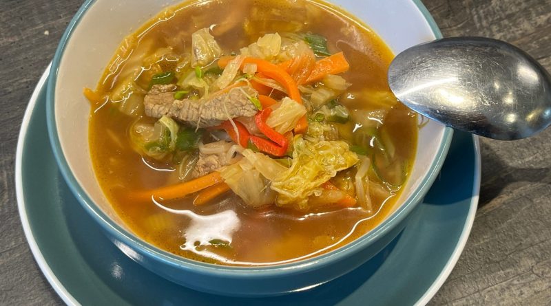 Kínai kel leves thai curry-vel és sertésszűz csíkokkal