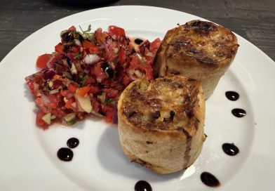 Darált hússal töltött tortilla, grillezve, házi salsa-val